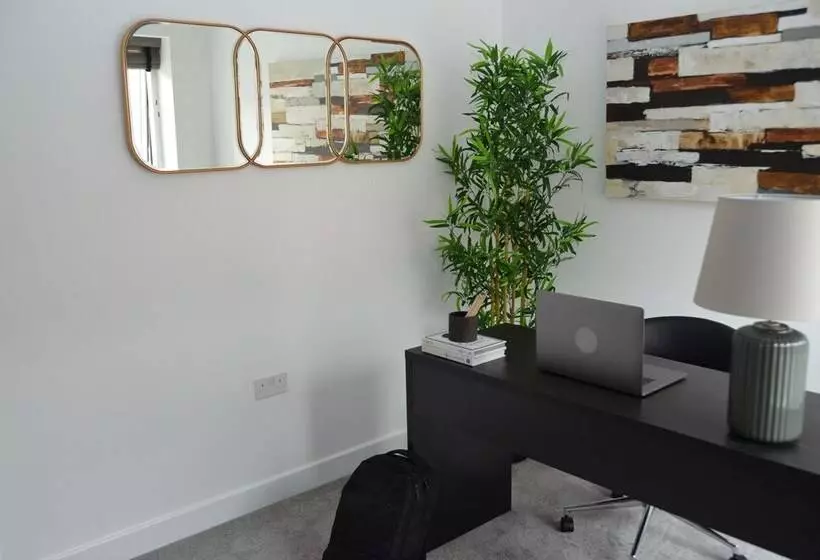 レジデンス Watford   House   Sleeps 6   Parking   Garden