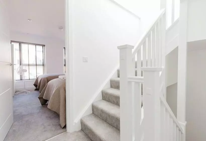 レジデンス Watford   House   Sleeps 6   Parking   Garden