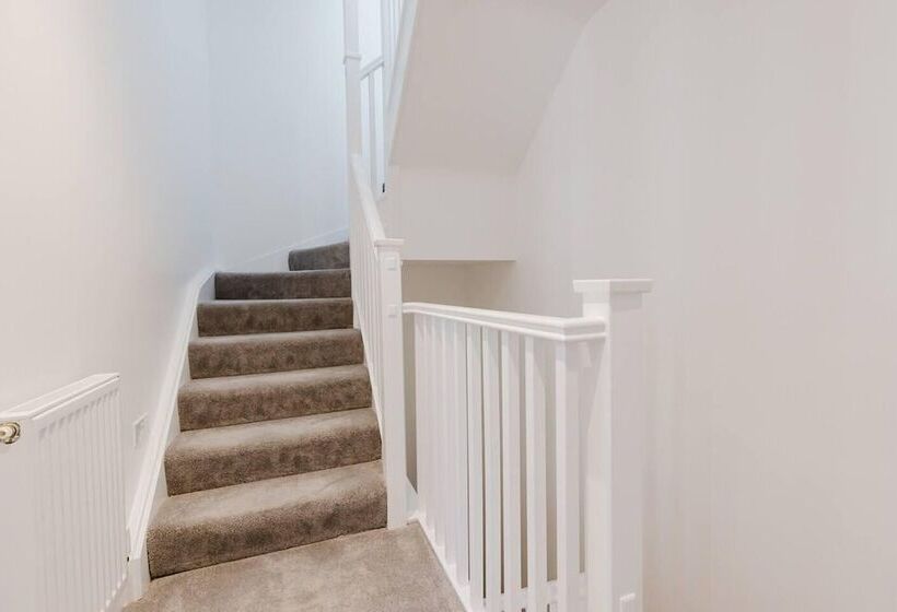 レジデンス Watford House Sleeps 6 Parking Garden