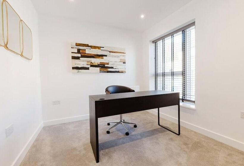 レジデンス Watford House Sleeps 6 Parking Garden