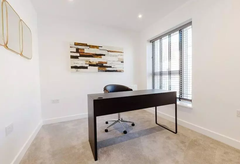 レジデンス Watford   House   Sleeps 6   Parking   Garden