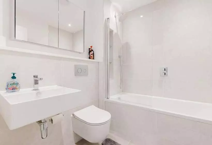 レジデンス Watford   House   Sleeps 6   Parking   Garden