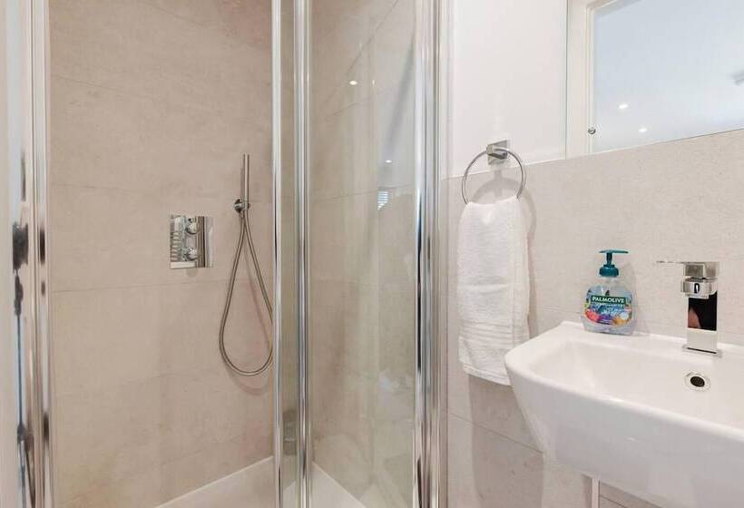 レジデンス Watford House Sleeps 6 Parking Garden