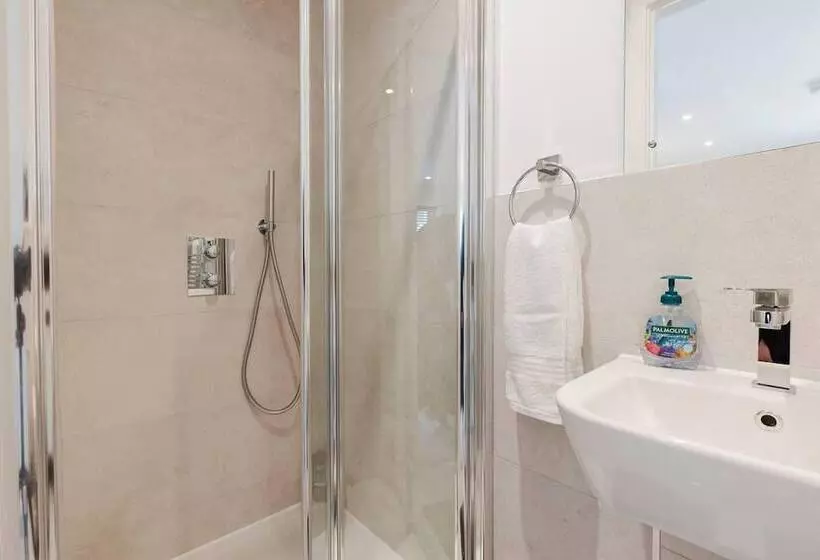 レジデンス Watford   House   Sleeps 6   Parking   Garden