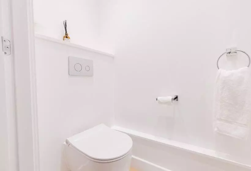 レジデンス Watford   House   Sleeps 6   Parking   Garden