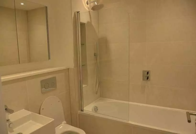 レジデンス Watford   House   Sleeps 6   Parking   Garden