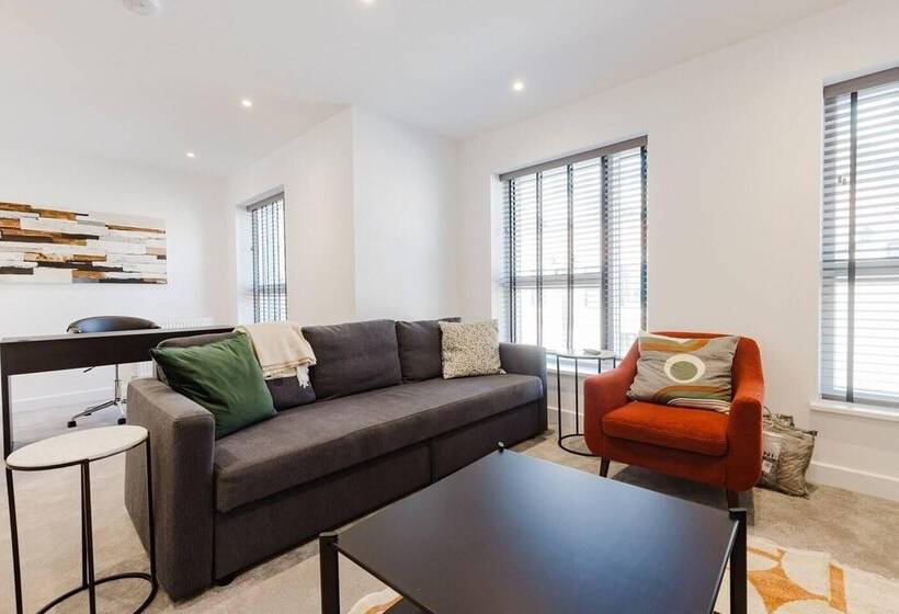 レジデンス Watford House Sleeps 6 Parking Garden