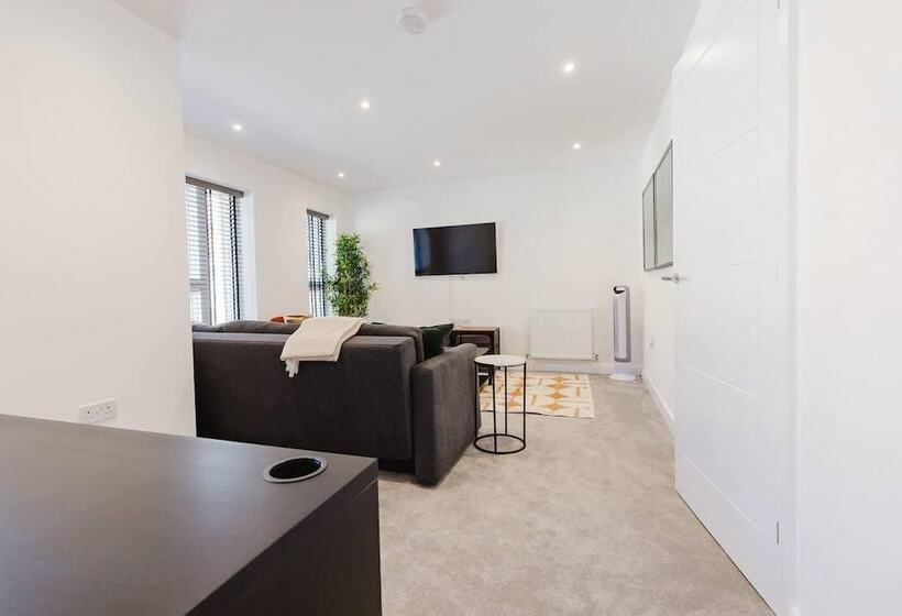 レジデンス Watford House Sleeps 6 Parking Garden