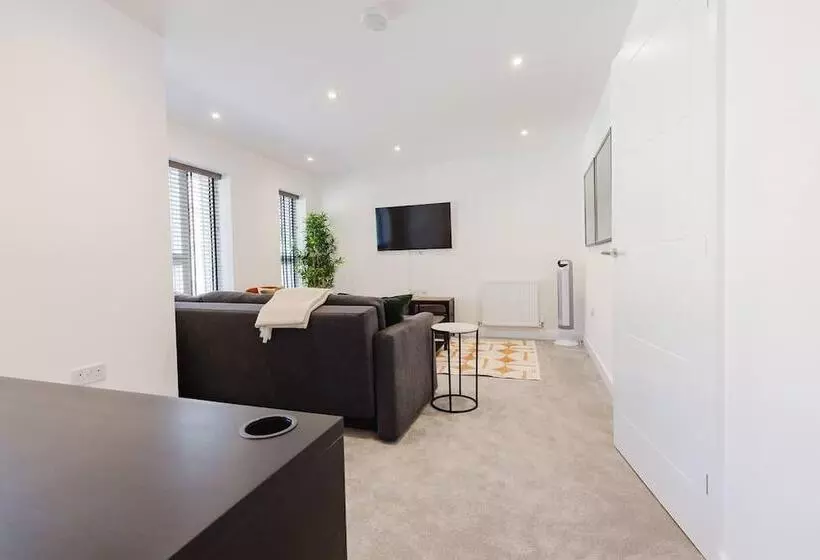 レジデンス Watford   House   Sleeps 6   Parking   Garden