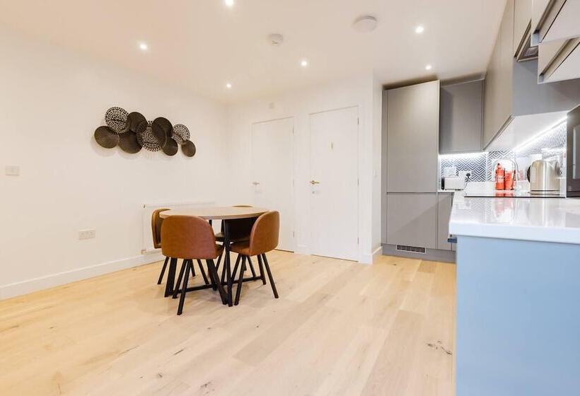 レジデンス Watford House Sleeps 6 Parking Garden