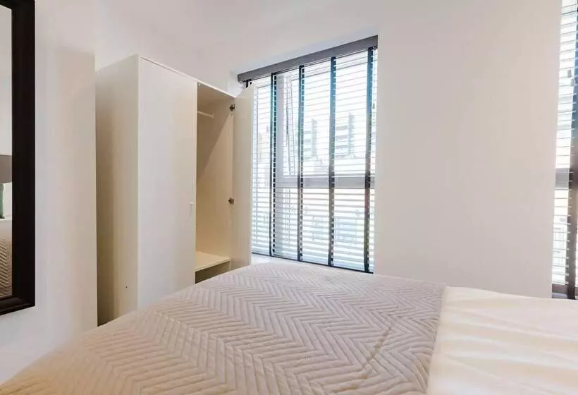 レジデンス Watford   House   Sleeps 6   Parking   Garden