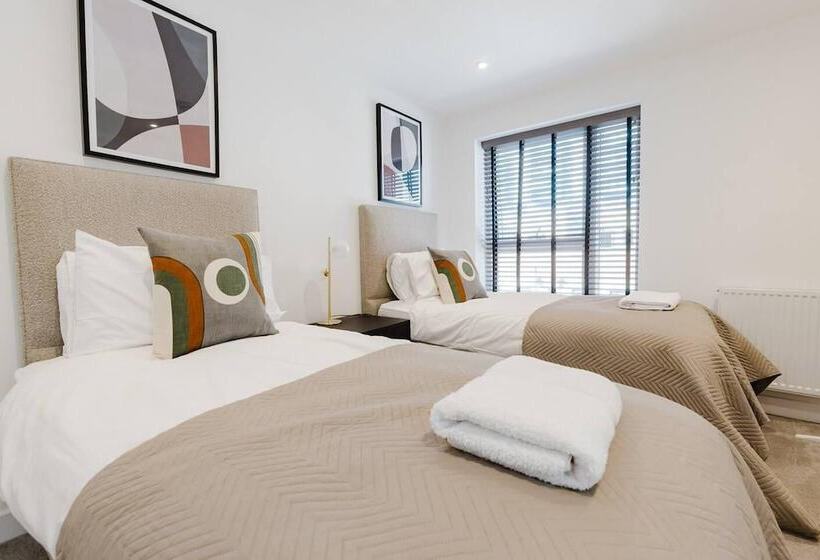 レジデンス Watford House Sleeps 6 Parking Garden