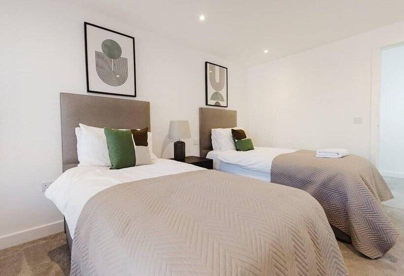 レジデンス Watford House Sleeps 6 Parking Garden