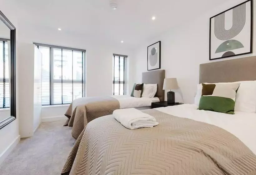 レジデンス Watford   House   Sleeps 6   Parking   Garden