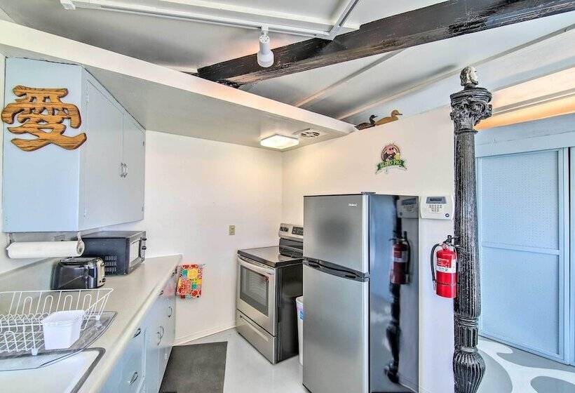 Eccentric Desert Hot Springs Home W/ Patio, Views