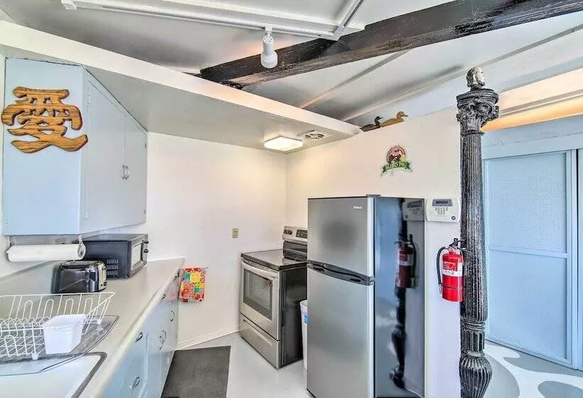 Eccentric Desert Hot Springs Home W/ Patio, Views