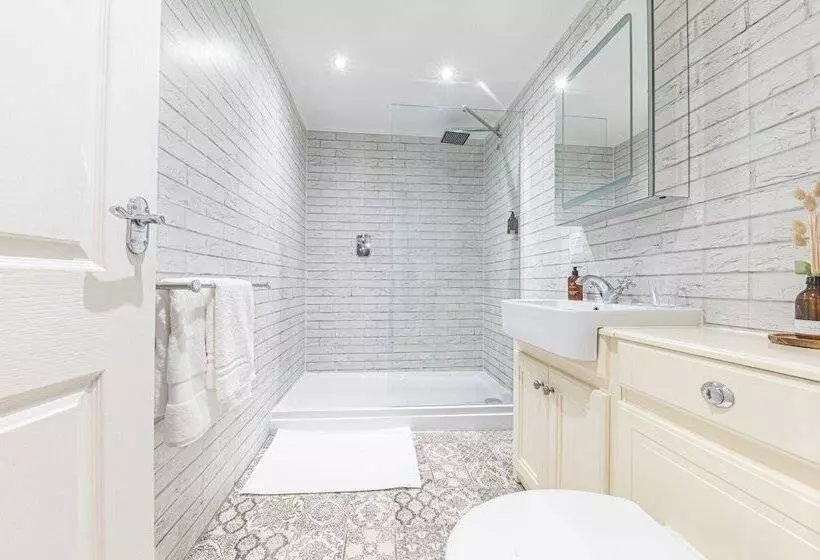 ホテル Chequers Lodge  Dalton In  Furness  Self Check In