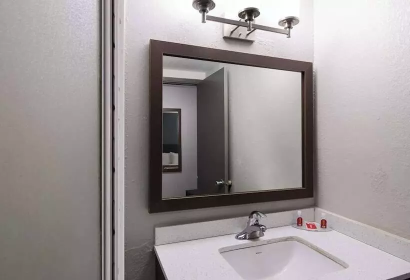 هتل Econo Lodge Portage