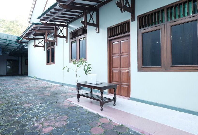 בית מלון כפרי Spot On 92068 Pudja Kesuma Homestay Syariah Yogyakarta