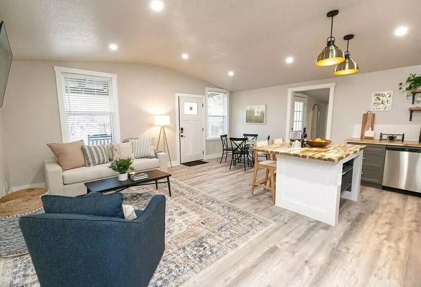 Luxury Cottage With Hill Country Views   Private Deck