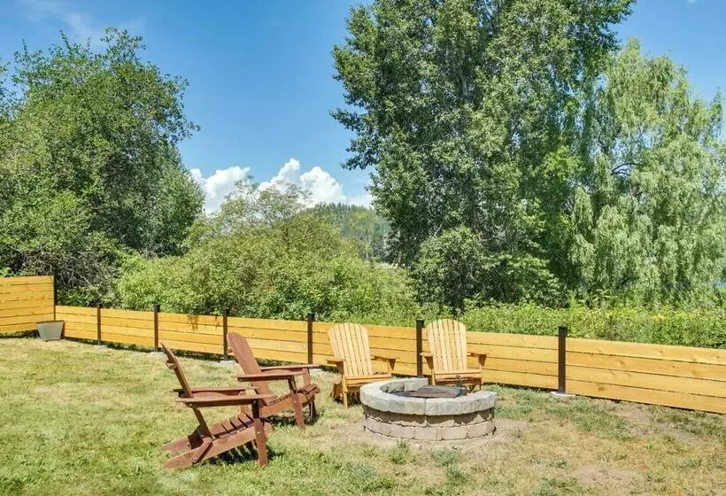 Newport Riverfront Home W/ Deck + Fire Pit!