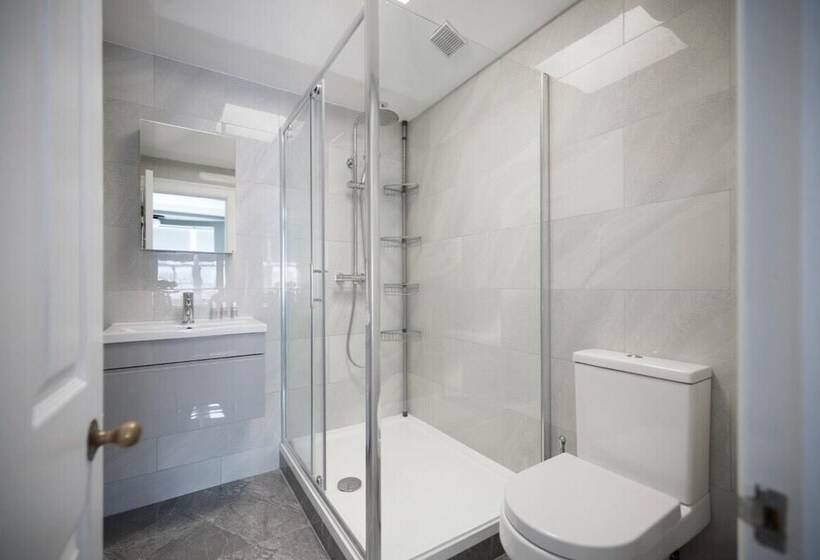 The South Kensington Wonder   Trendy 3bdr House With Garden