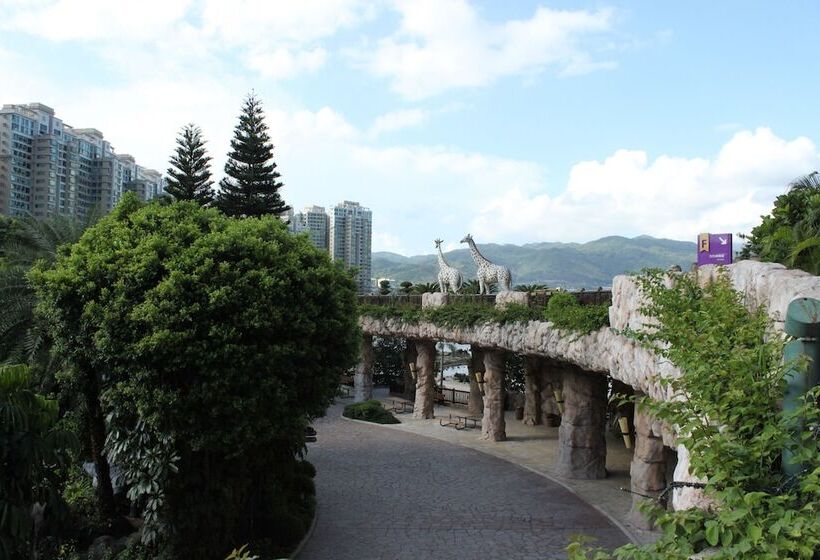 Hostel Noah’s Ark Hotel & Resort