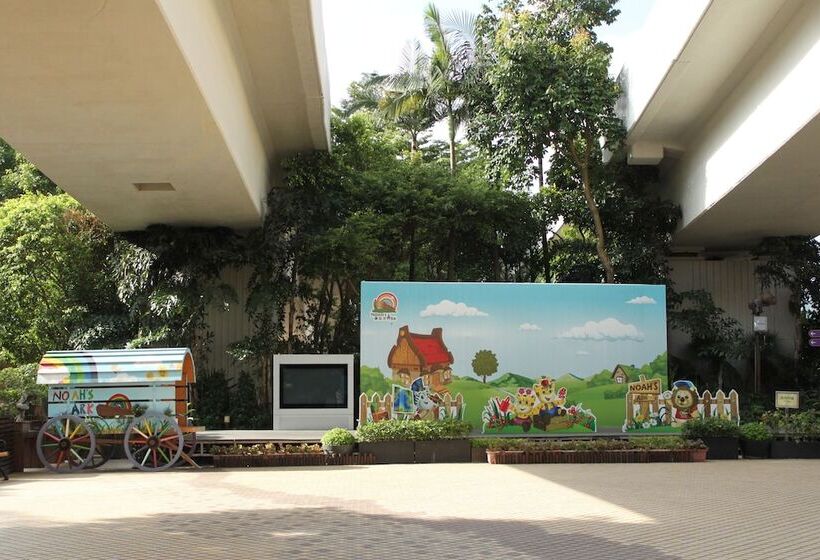 Hostel Noah’s Ark Hotel & Resort