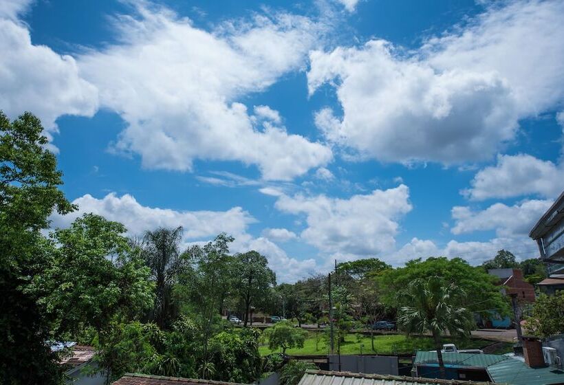 Bed & Breakfast Residencial Los Lapachos