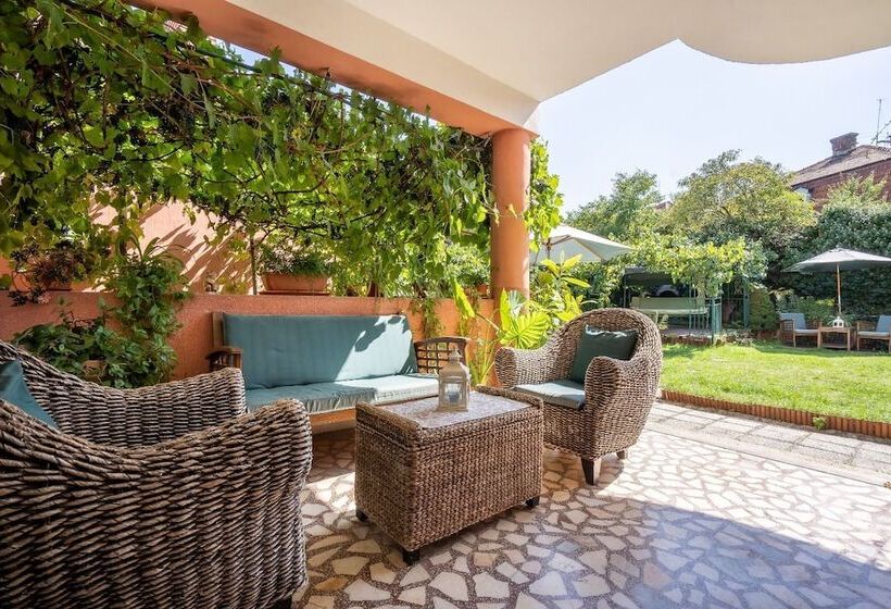 تختخواب و صبحانه Villa Hotel Escala