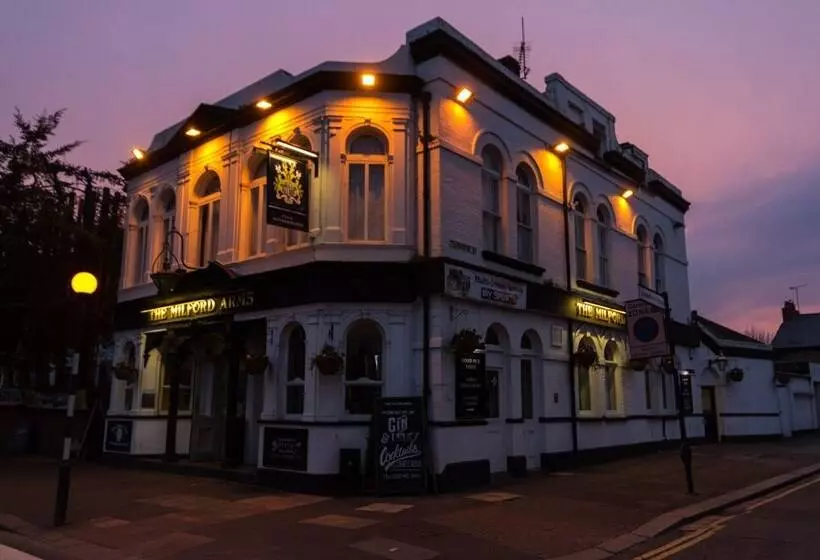 簡易ホテル The Milford Arms