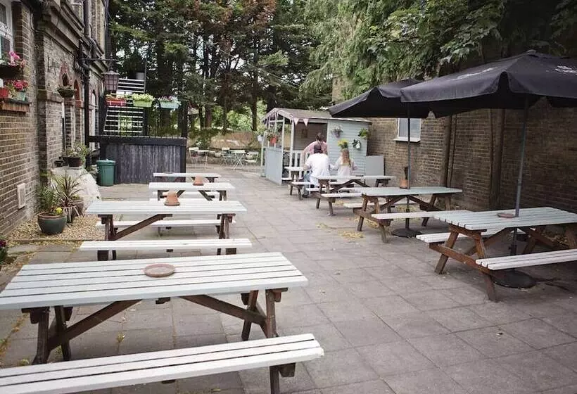 簡易ホテル The Milford Arms