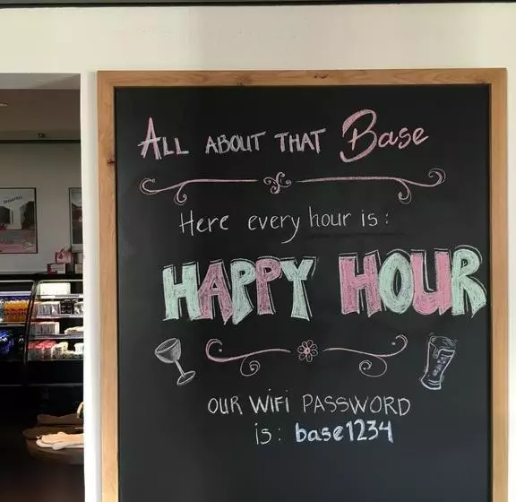 هتل Base
