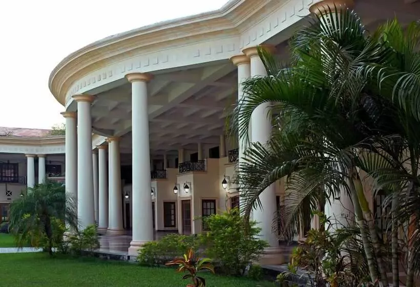 Hotelli The Lake Land Country Club Residency