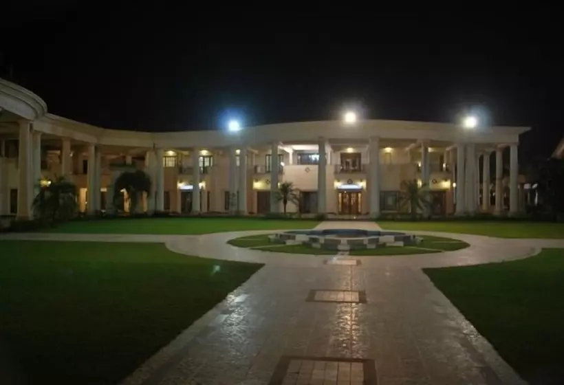 Hotelli The Lake Land Country Club Residency