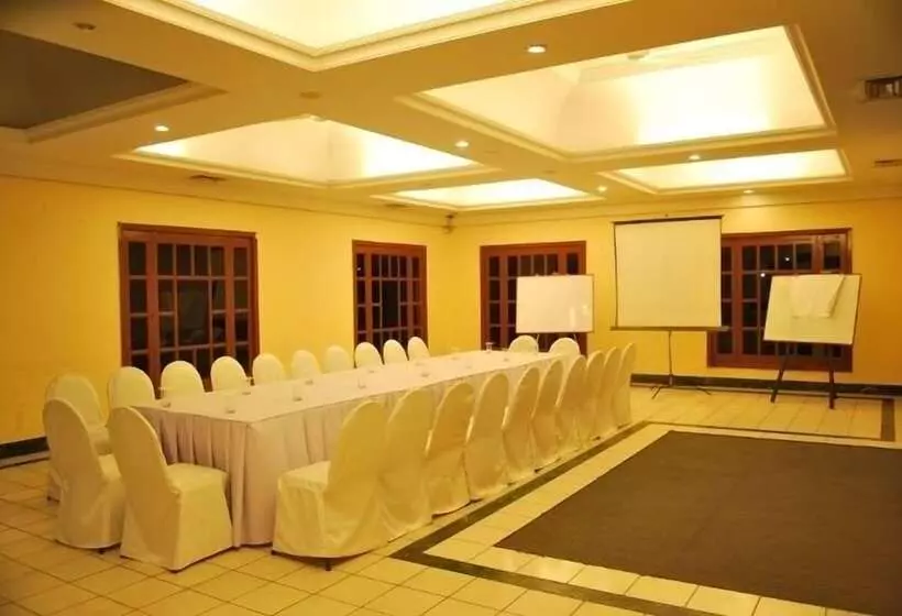 Hotelli The Lake Land Country Club Residency