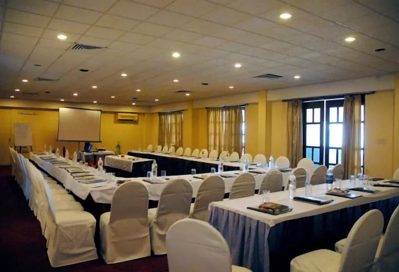 Hotelli The Lake Land Country Club Residency