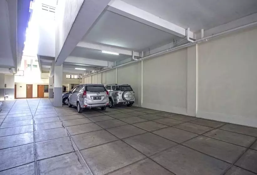ホテル Reddoorz Plus @ Wastu Kencana