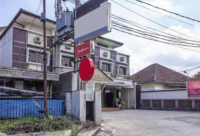 ホテル Reddoorz Plus @ Wastu Kencana