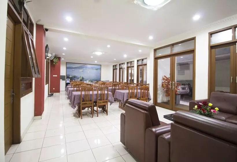 ホテル Reddoorz Plus @ Wastu Kencana