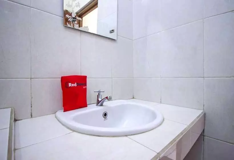 ホテル Reddoorz Plus @ Wastu Kencana