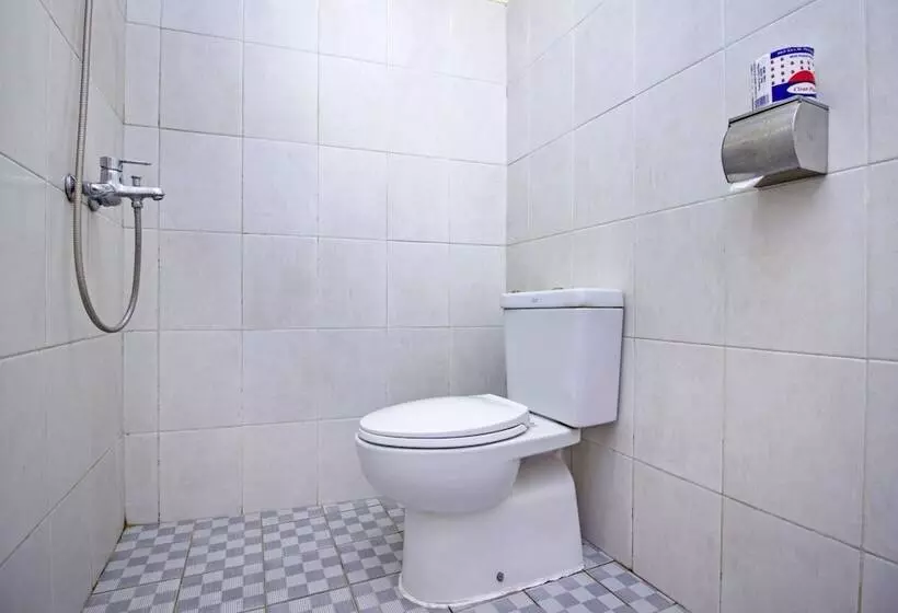 ホテル Reddoorz Plus @ Wastu Kencana