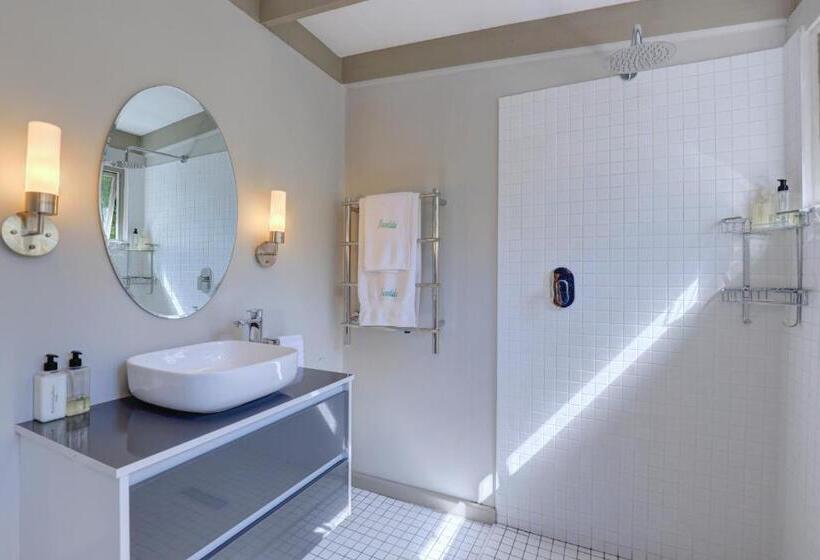 פנסיון Moontide Riverside Lodge