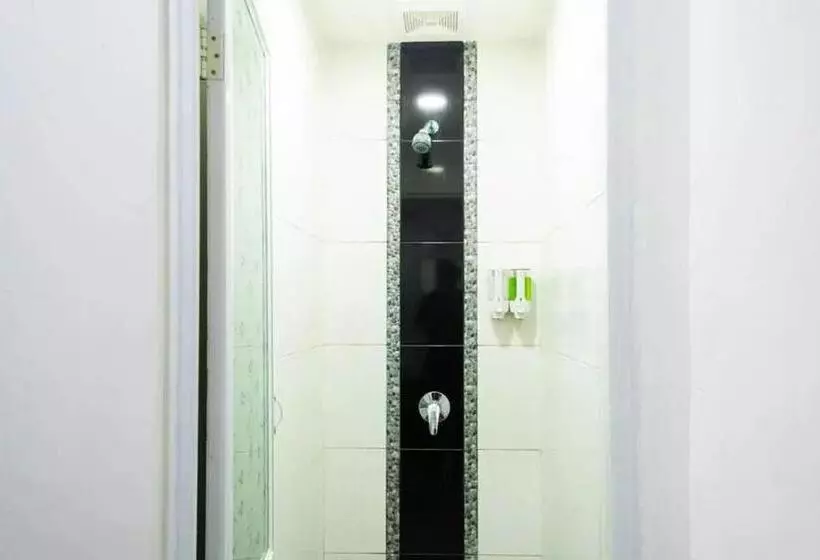 ペンション Reddoorz Hostel Near Taman Puring