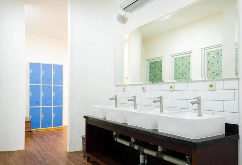 بنسيون Reddoorz Hostel Near Taman Puring