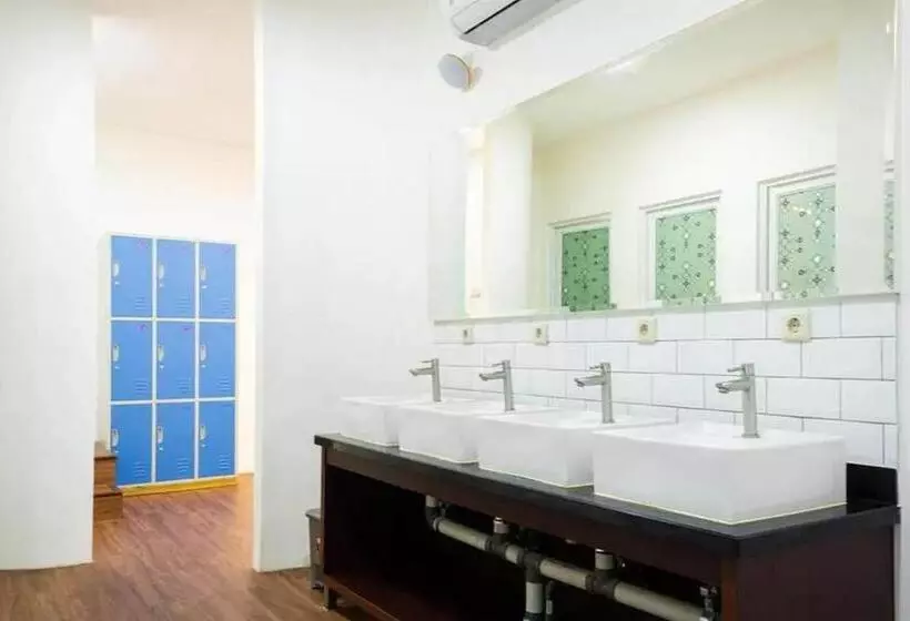 ペンション Reddoorz Hostel Near Taman Puring