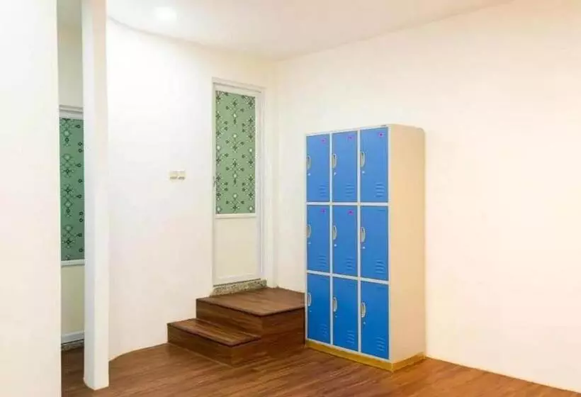 ペンション Reddoorz Hostel Near Taman Puring