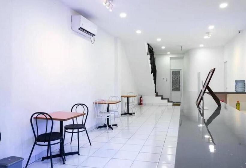 بنسيون Reddoorz Hostel Near Taman Puring