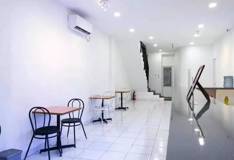ペンション Reddoorz Hostel Near Taman Puring