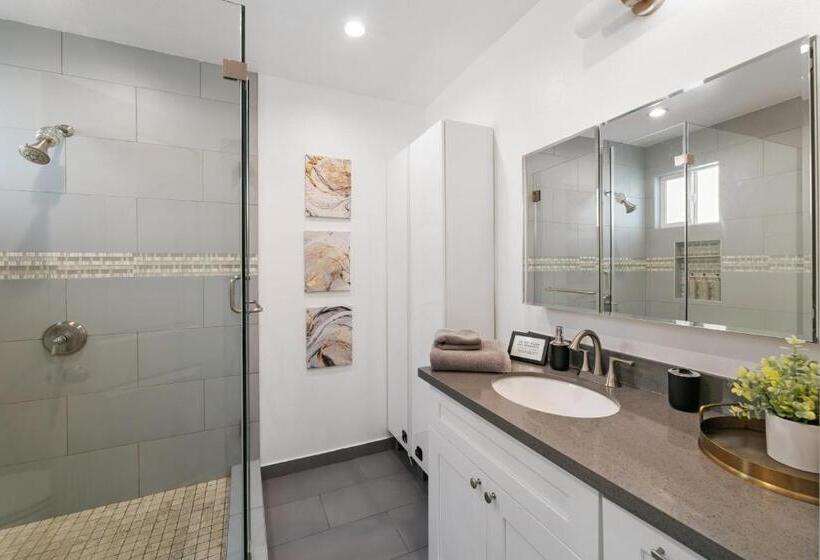 צימר Miracle Mile Chic 1 Br Bungalow Apt Parking Unit 2